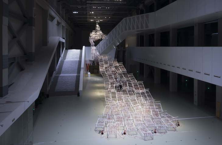 Chiharu Shiota 7 Flow of Life, 2017 | Installation: metal beds, red liquid, tubes, pump Power Station of Art, Shanghai, China | Photo by Jiang Wenyi; courtesy of Power Station of Art | Copyright VG Bild-Kunst, Bonn, 2019 and the artist