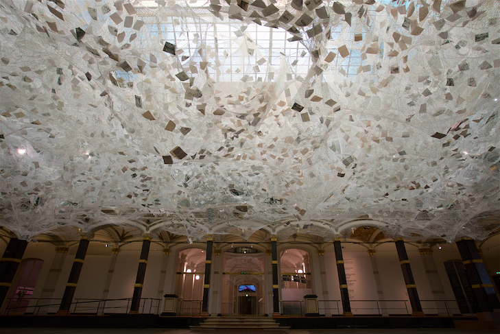 Chiharu Shiota 5 Chiharu Shiota | Beyond Memory, 2019 | Installation: wool, paper | Gropius Bau, Berlin, Germany Photo by Sunhi Mang | Copyright VG Bild-Kunst, Bonn, 2019 and the artist