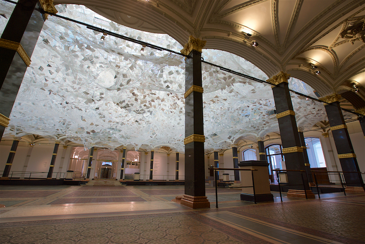 Chiharu Shiota 9 Chiharu Shiota | Beyond Memory, 2019 | Installation: wool, paper | Gropius Bau, Berlin, Germany Photo by Sunhi Mang | Copyright VG Bild-Kunst, Bonn, 2019 and the artist