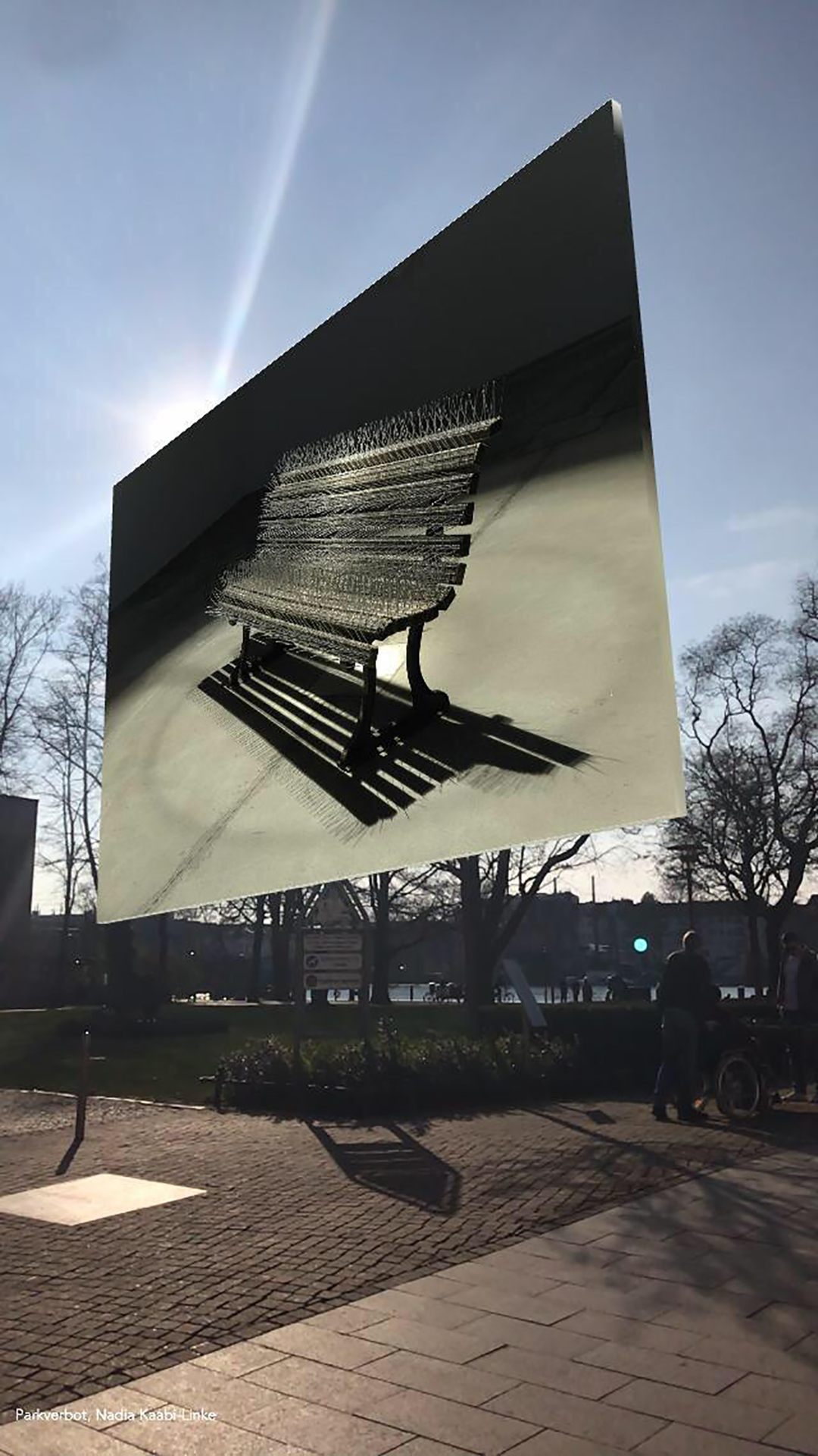 Art et activisme: NANCY BAKER CAHILL + Coordinates projet 9 Nadia Kaabi-Linke, The Bench, 2019, Köpenicker Rathaus Berlin