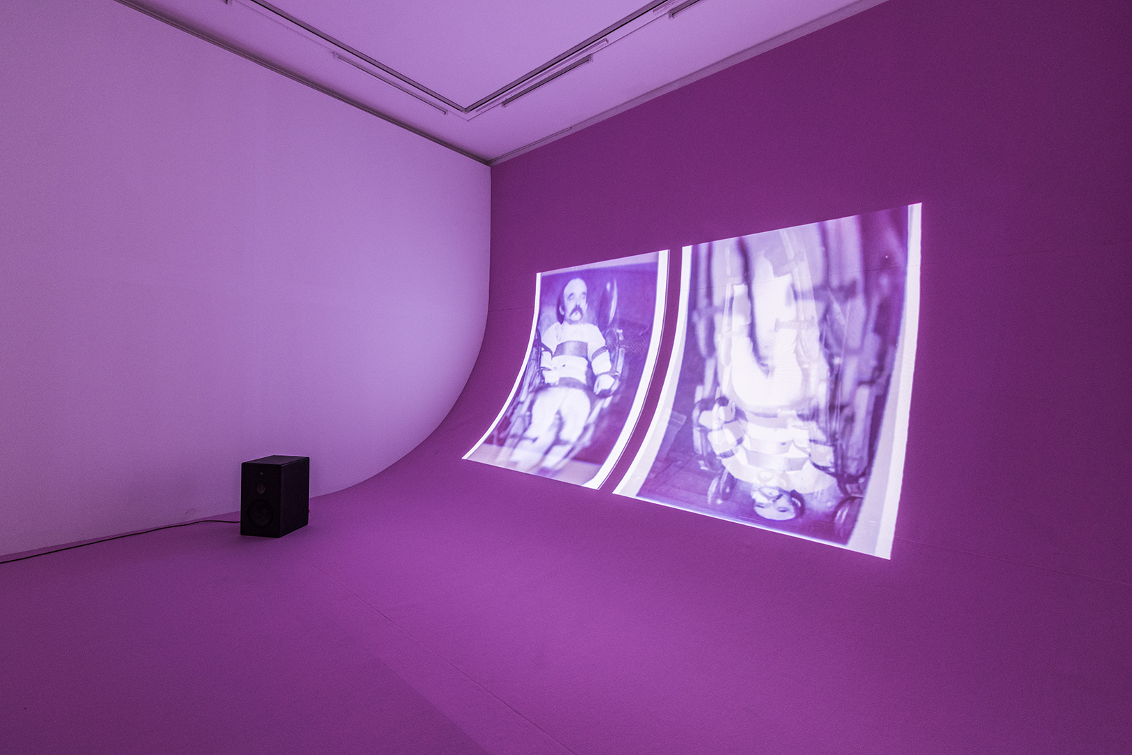 Heiner Franzen - Großes Gesichtsfeld, Videoinstallation, Haus am Lützowplatz, 2018. (Fotos: Jan Windszus) Heiner Franzen - Großes Gesichtsfeld, Videoinstallation, Haus am Lützowplatz, 2018. (Fotos: Jan Windszus)