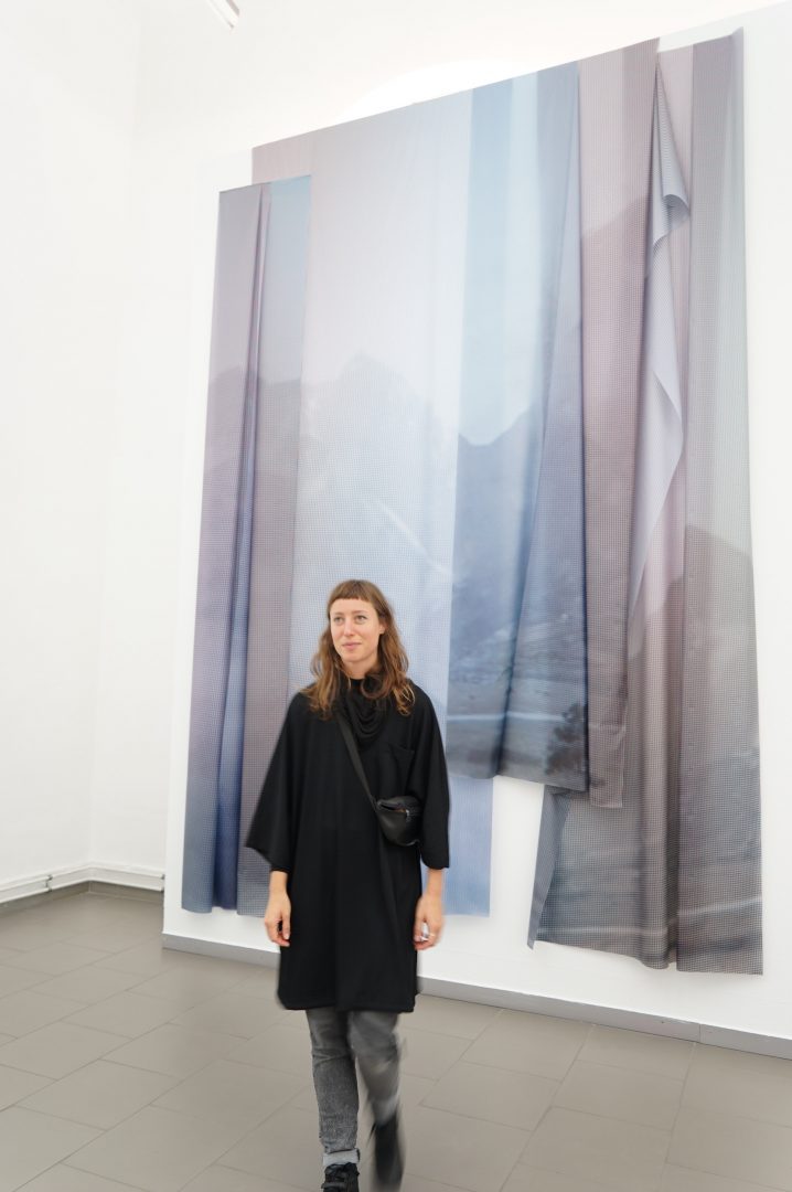 HYDRA Goldrausch 2019 — Künstlerinnenprojekt Berlin 15 Eva Dittrich vor Ihrer Installation
Photo Credit: Barbara Green Arts Management