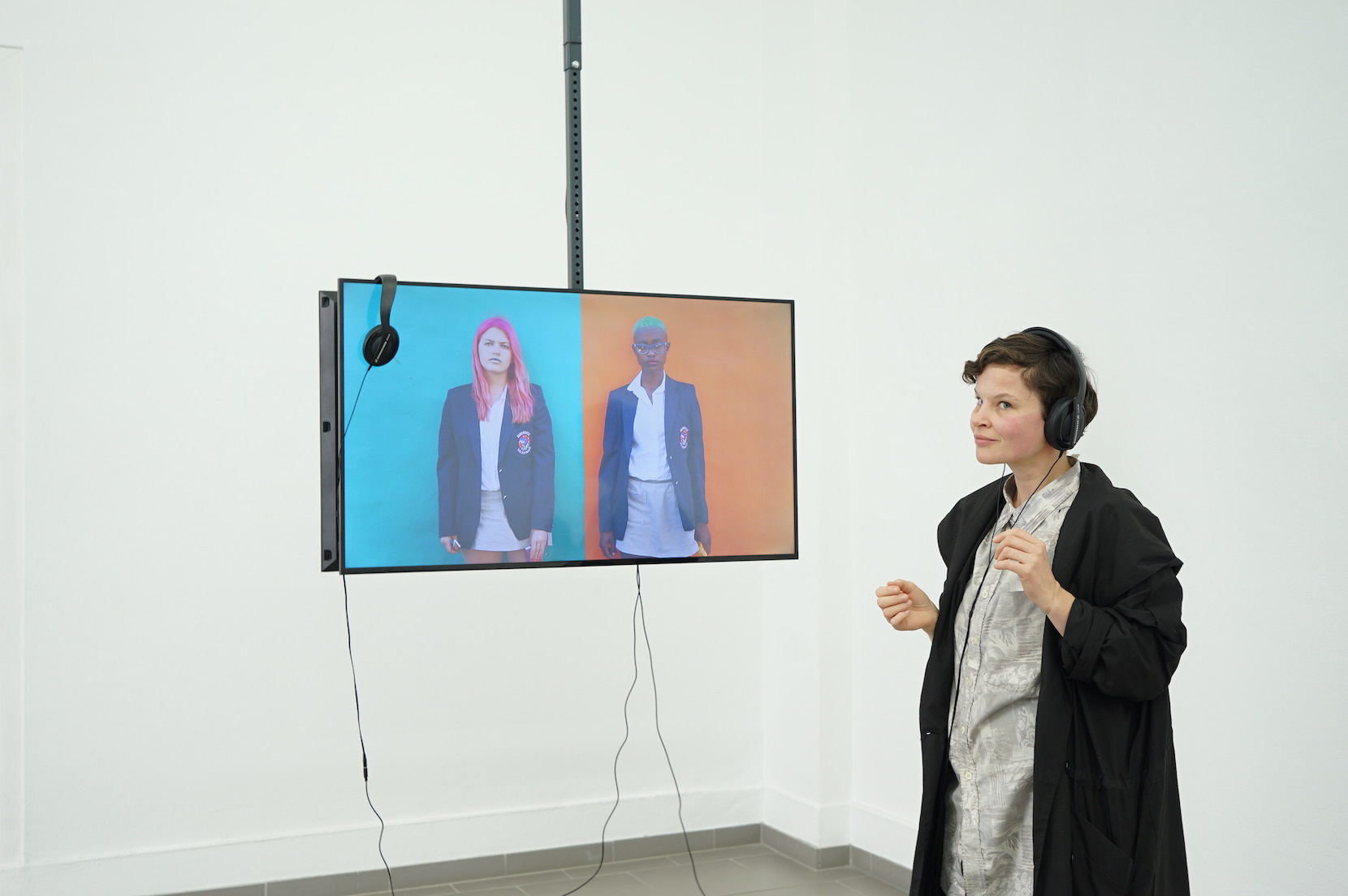 HYDRA Goldrausch 2019 — Künstlerinnenprojekt Berlin 4 Marlene Denningmann vor Ihrer Videoarbeit
Photo Credit: Barbara Green Arts Management