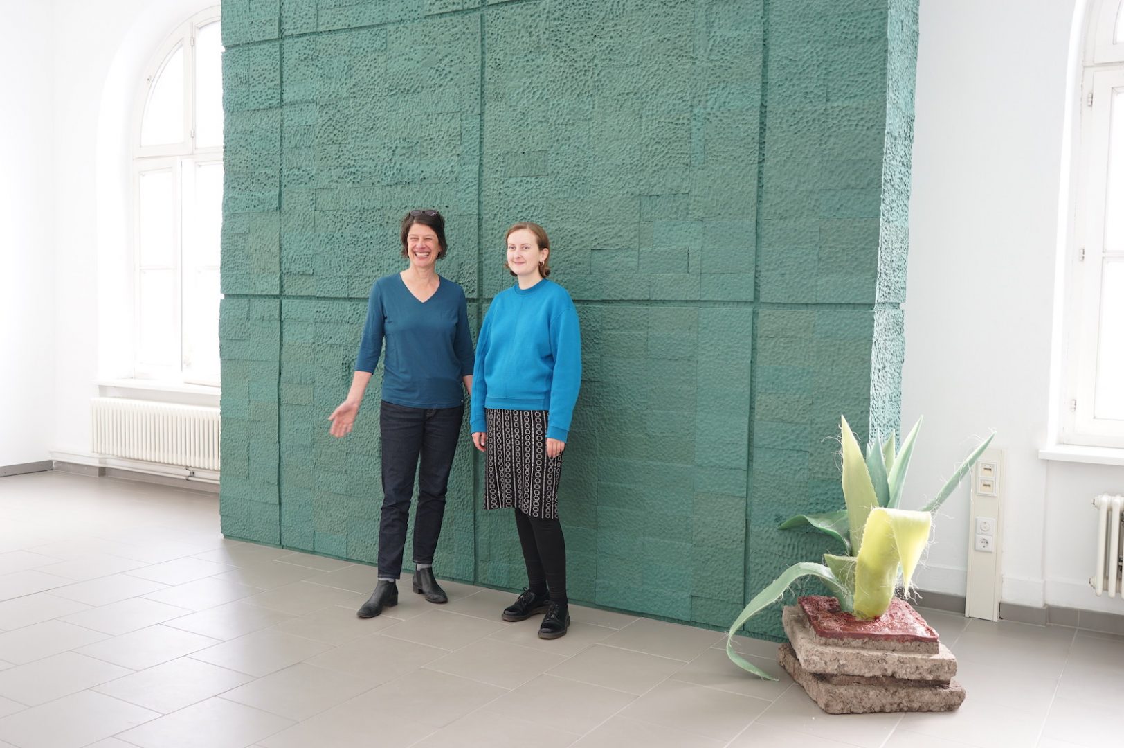 HYDRA Goldrausch 2019 — Künstlerinnenprojekt Berlin 2 HYDRA Goldrausch Projektkoordinatorin Kira Dell und Projektleiterin Hannah Kruse vor einer Arbeit der Bildhauerin Millie Schwier im Haus am Kleistpark
Photo Credit: Barbara Green Arts Management