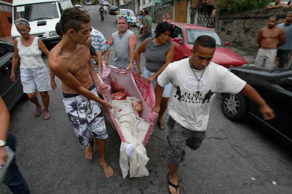 Rio de Janeiro (RJ), 11/24/2010, Violence in Rio / Morto - Residents of Caixa D'água Hill, arriving at Hospital Getúlio Vargas, in the Penha district, north of the city, with a dead person. Photo: Marcelo Piu / O Globo Agency

