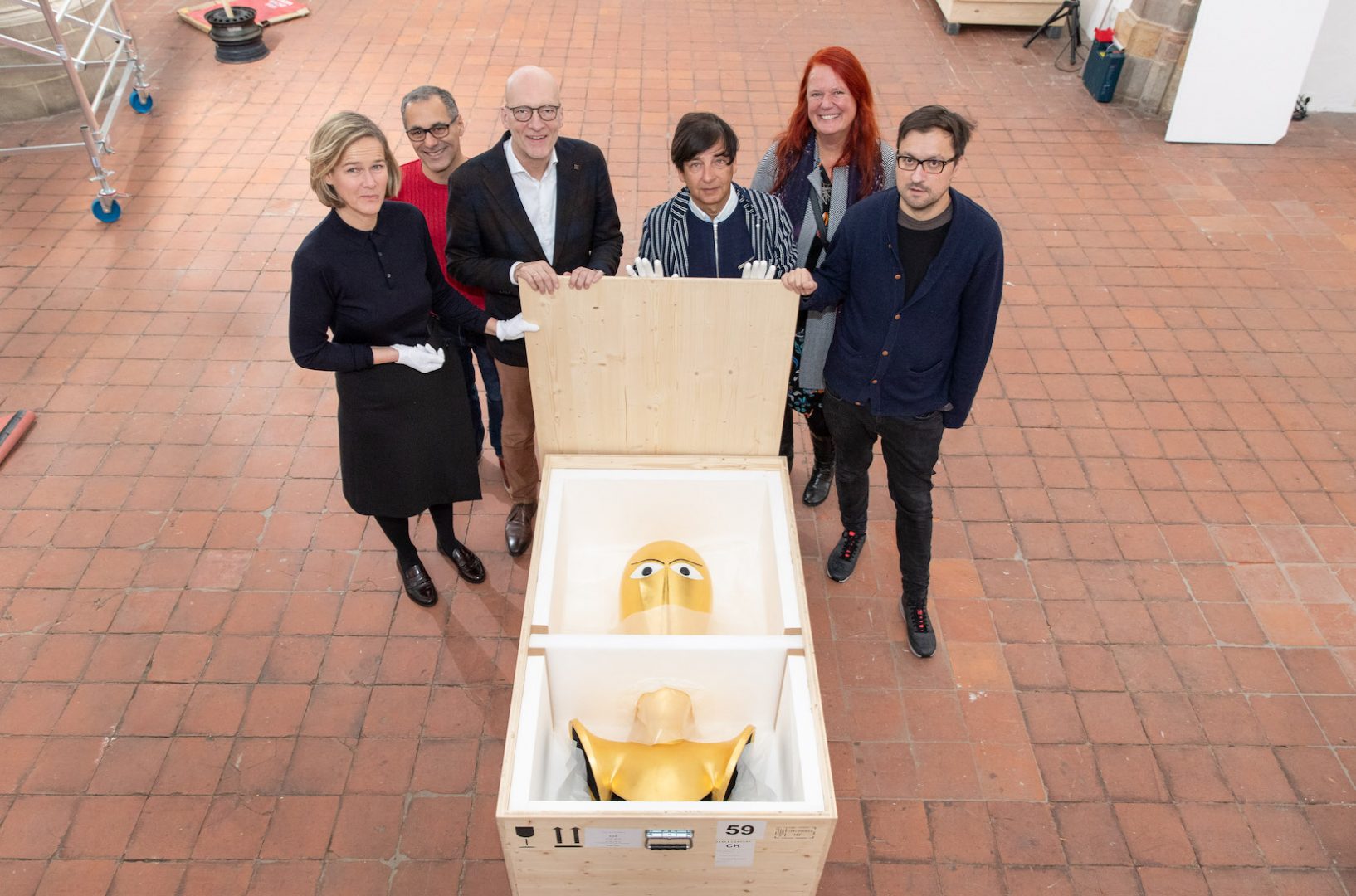 Filip Markiewicz 8 Oskar Schlemmer: Grand Masque Marionnette Géante, 1927/2016/Crédit Photo: Archives Scénographie Oskar Schlemmer, Collection Privée / Christel Schulte, Commissaire Chargée de la Participation du Public et des Initiatives Pédagogiques, Kunsthalle Osnabrück, 
Enrico Lunghi, Commissaire d’Exposition, Conseil Municipal Wolfgang Beckermann, C. Raman Schlemmer, Patricia Mersinger, Directrice des Services Culturels de la Ville, Filip Markiewicz, Artiste de l’Exposition / Crédit Photo: Friso Gentsch/ Kunsthalle Osnabrück