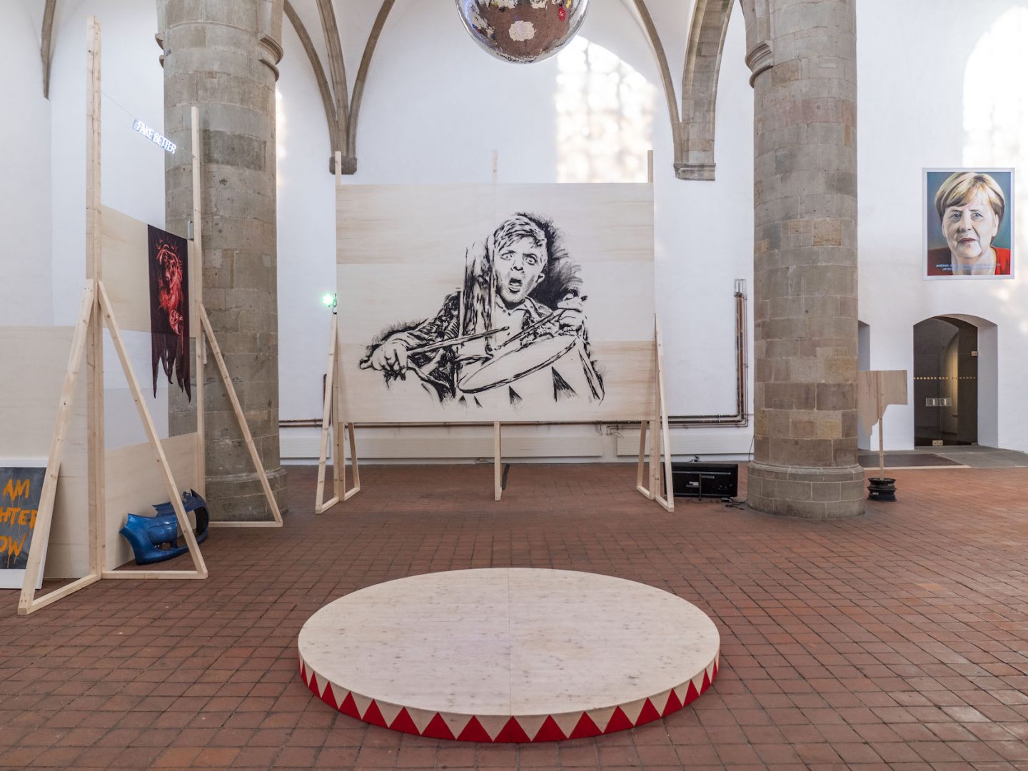 Filip Markiewicz 17 Filip Markiewicz | Celebration Factory, Aperçu de l’Exposition, Kunsthalle Osnabrück, 2019/20. Photo: Filip Markiewicz. Avec la permission de Filip Markiewicz / Kunsthalle Osnabrück