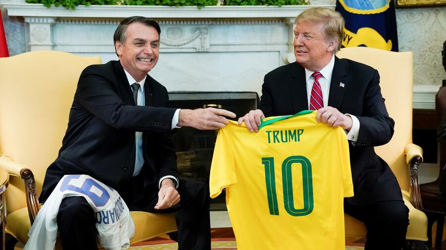IGOR VIDOR 20 Trump und Bolsonaro exchanging football trikots, photo credit: Reuters