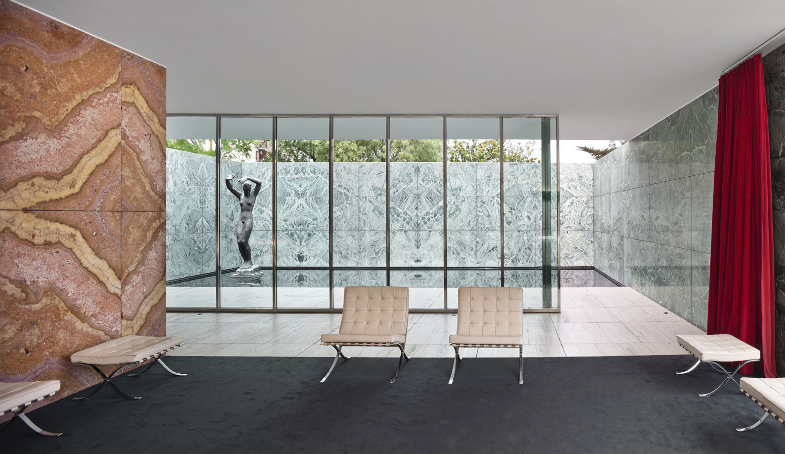 GESAMTKUNSTWERK 5 Interior view of the Barcelona Pavilion by Mies van der Rohe with Georg Kolbe's female figure "The Morning" (1929) -source: Enric Duch / Georg Kolbe Museum picture archive