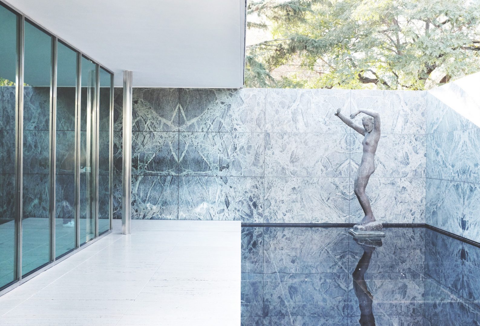 GESAMTKUNSTWERK 2 Exterior view of the German Pavilion for the 1929 World Exhibition in Barcelona
Ludwig Mies van der Rohe, architect, with Georg Kolbe's sculpture The Morning