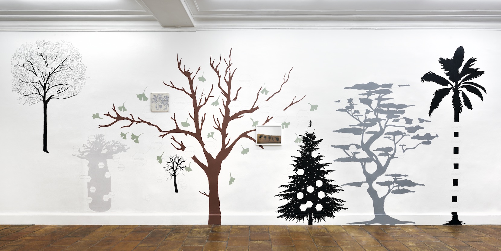 JEANNE SUSPLUGAS 7 Forêt généalogique, 2020, Wall Painting (view of the exhibition Déraison du quotidien at Galerie Mansart, Paris, 2020) © Jeanne Susplugas