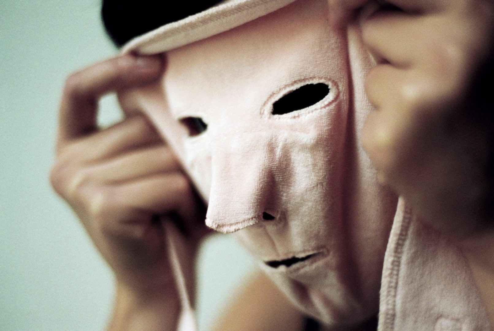 JEANNE SUSPLUGAS 17 Jeanne Susplugas, Mask, 2009, c-print, © Jeanne Susplugas