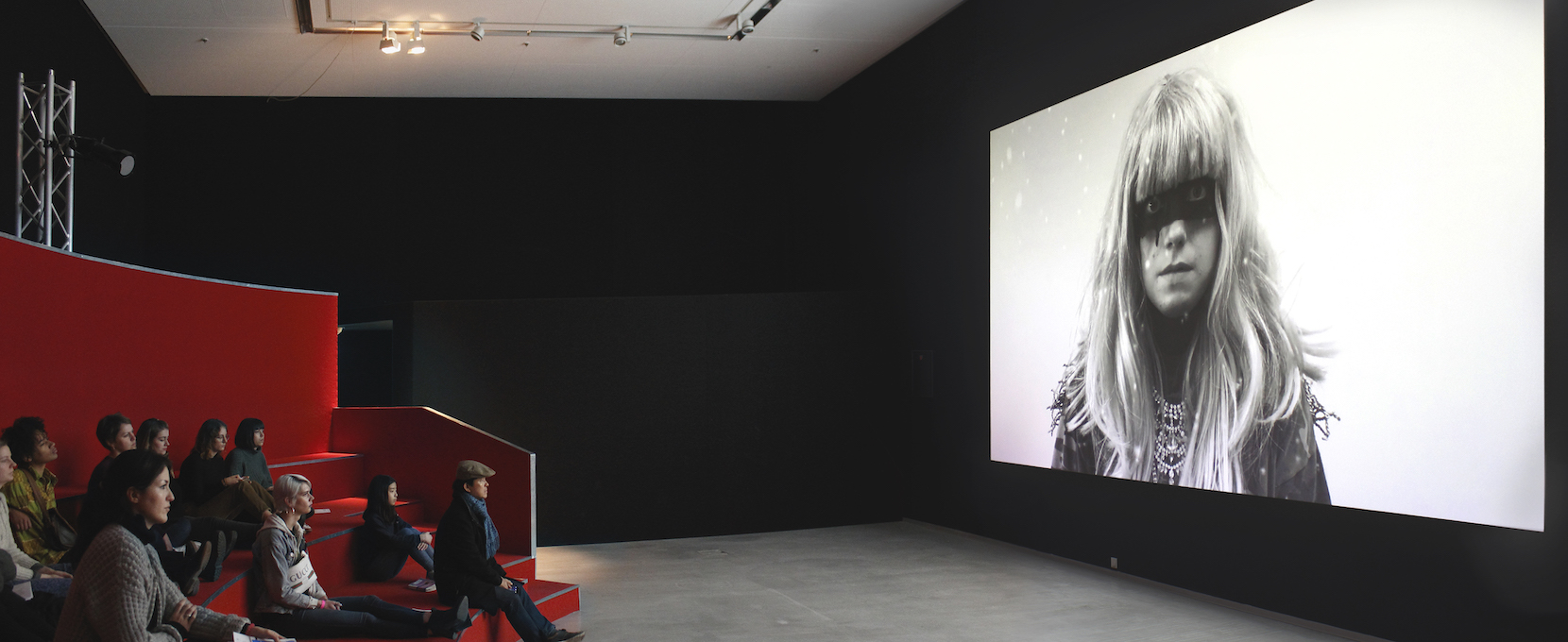 NINA E. SCHÖNEFELD 4