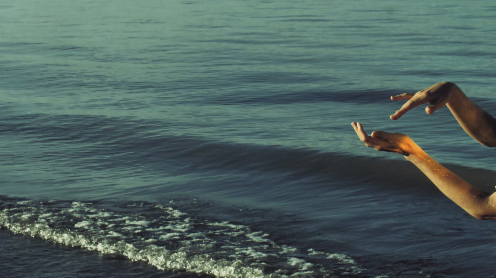 LEMAT 2 Hanna Hands, still from the Video "Glow" by the Band Lemat