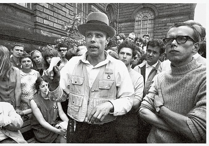 QUELQUES RÉFLEXIONS SUR BEUYS 3  Joseph Beuys mit Johannes Stüttgen (r.) vor der Düsseldorfer Akademie anlässlich der Gründung der Deutschen Studentenpartei 1967. Foto: Volker Krämer, STERN / Picture Press (courtesy Kunsthalle Basel)Buchhandlung W. König