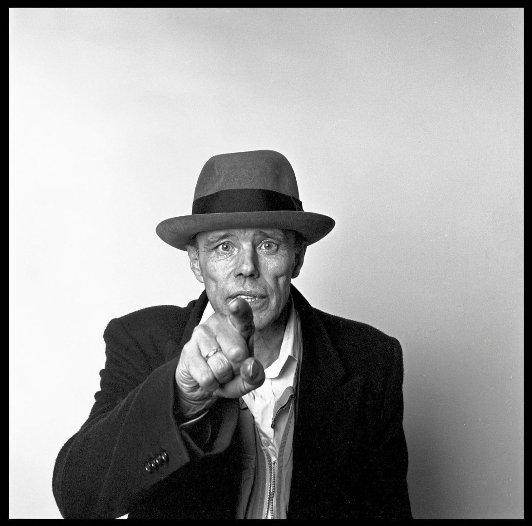 QUELQUES RÉFLEXIONS SUR BEUYS 2 Porträt Joseph Beuys, Paris, ca. 1985, Fotografie, © imago images / Leemage
